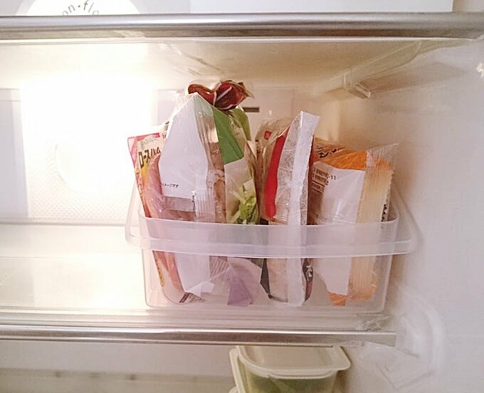 中の食品が見える・目につきやすい収納グッズに入れる