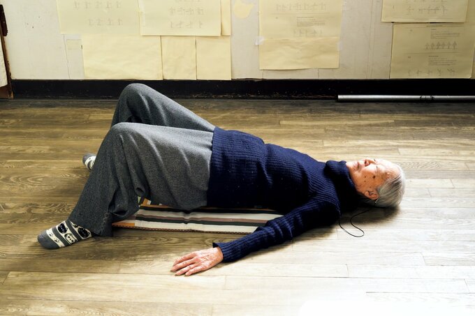 両ひざを立て、お尻を持ち上げる雑賀さん