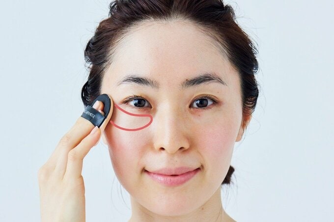 美肌ゾーンにファンデを塗る