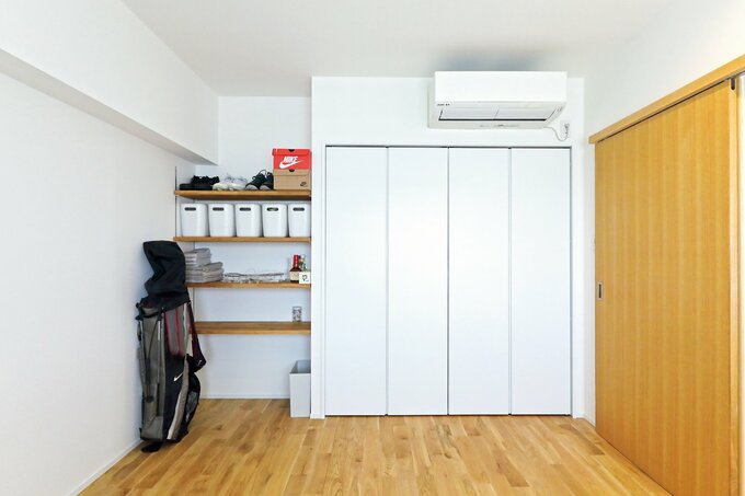ゲストルームはクローゼットと造作棚で収納量を確保