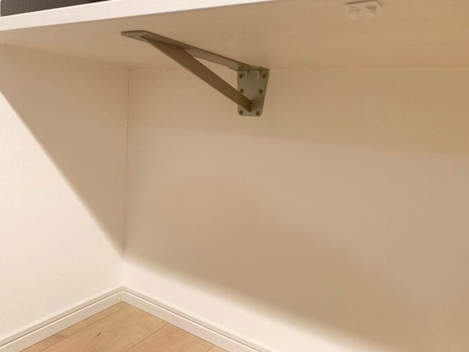 カウンター下の金具