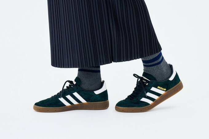 黒スニーカーとグレーソックスを履いた足元