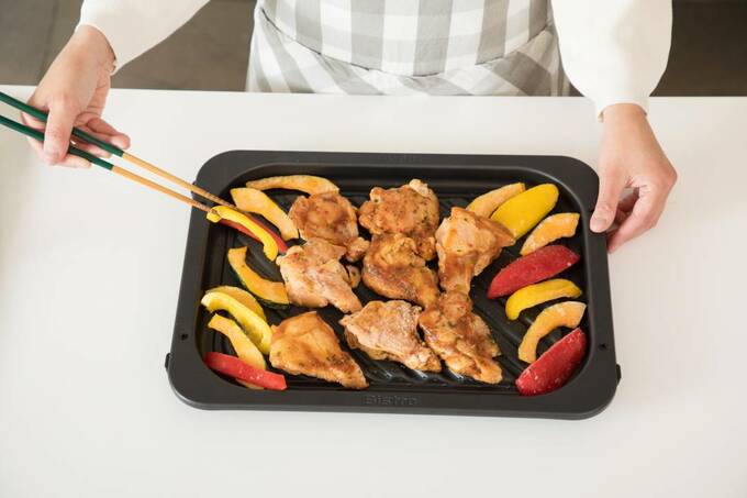 食材をグリル皿に並べる