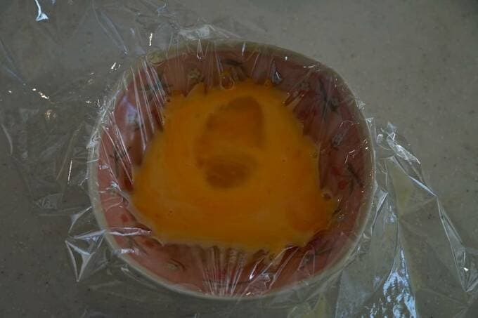 ラップの上に卵