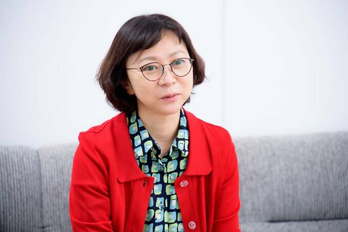 話す尾崎真佐子編集長