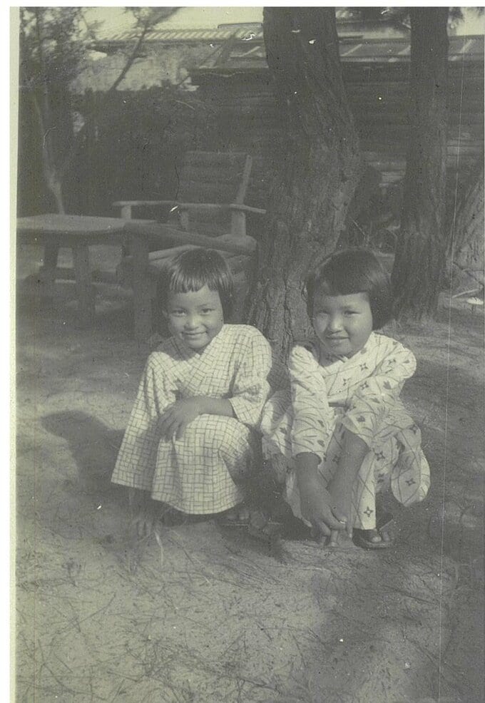 屋外にて座り込む少女2人