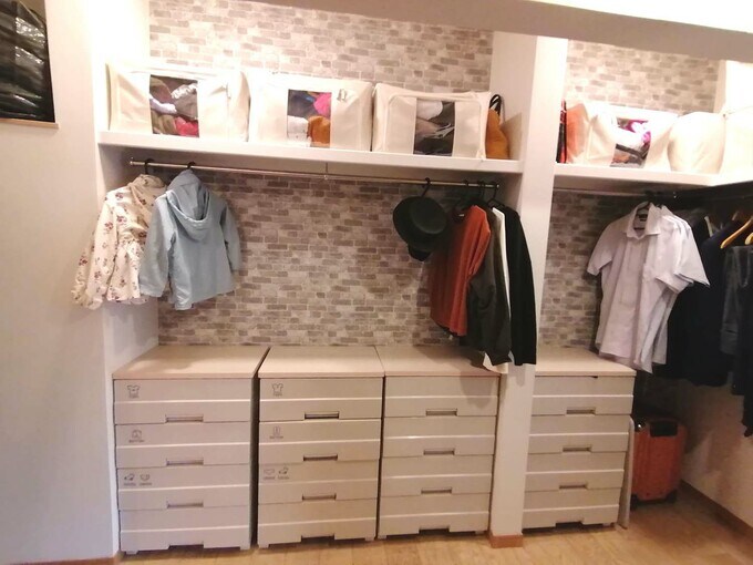 ウォークスルークローゼットを正面から見たところ