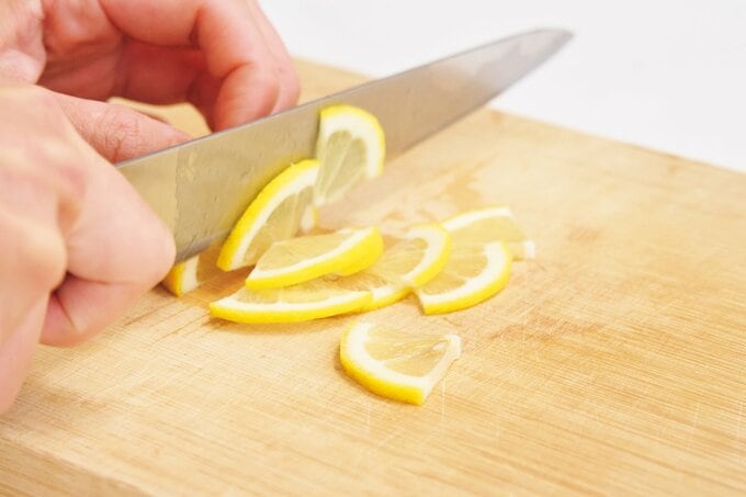 レモンを切る様子の写真