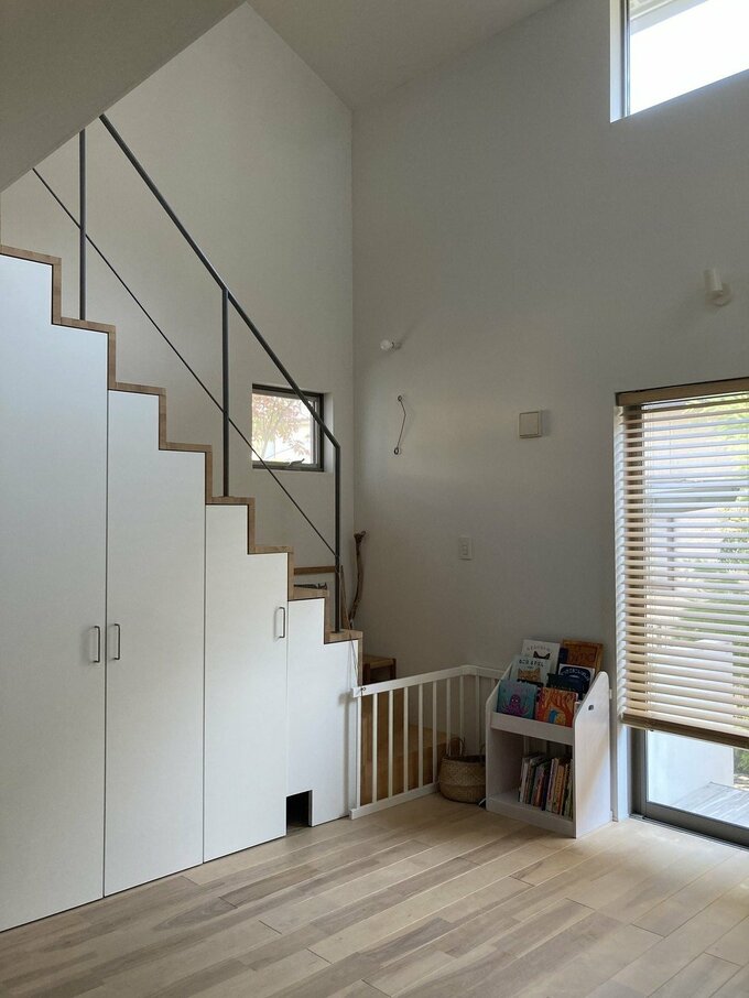 階段つきの開放的なリビング