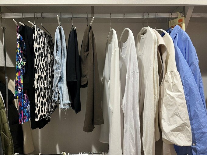 クローゼット内の服たち