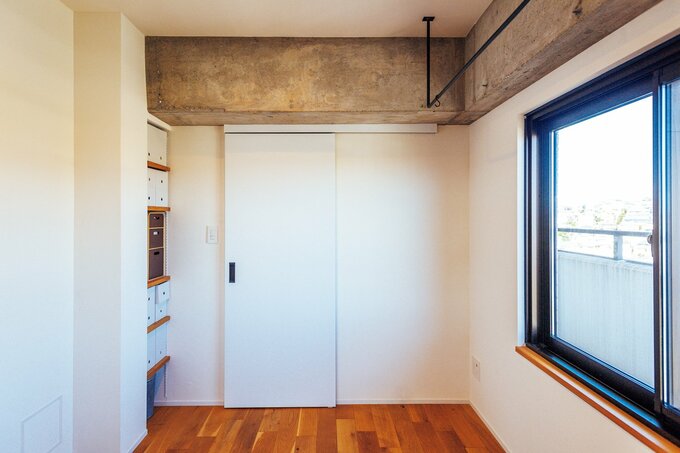 リビングダイニングに隣接する寝室