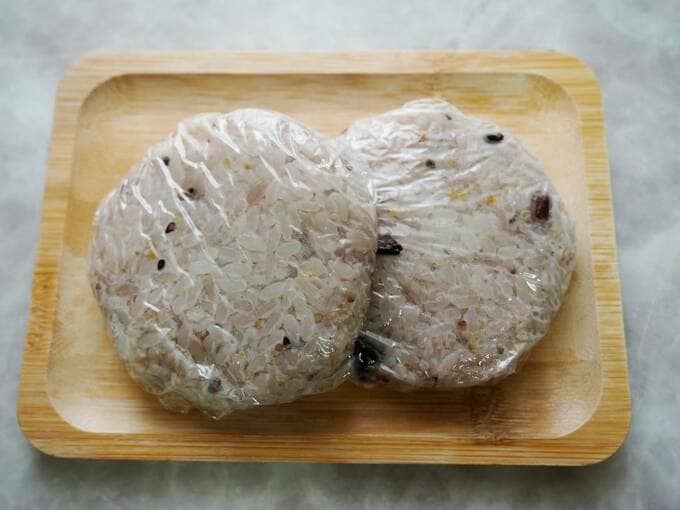 ラップでつつんだご飯2つ