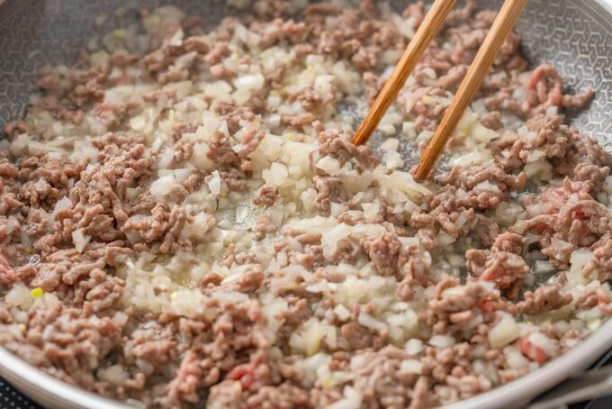 肉を炒める