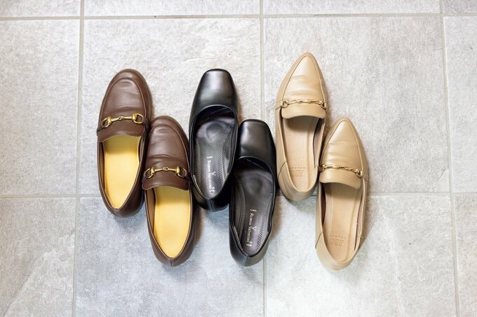 つま先を前後にずらして並べられた3足の靴