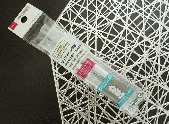 「ツイストペン容器(斜めカットクッションタイプ)」(110円)、材質:ポリプロピレン、ポリカーボネート、ポリアセタール、商品サイズ:1.2×12.5×1.2cm