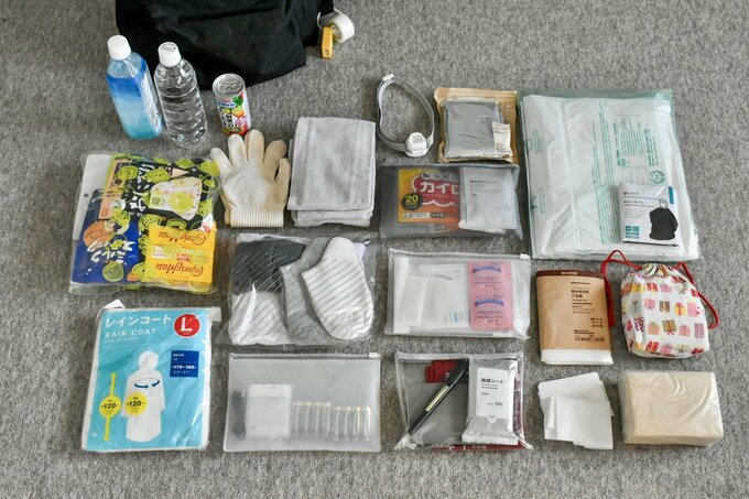 防災リュックは毎年9月と3月に点検。季節の変わり目に合わせて賞味期限や暑さ・寒さ対策グッズを見直します