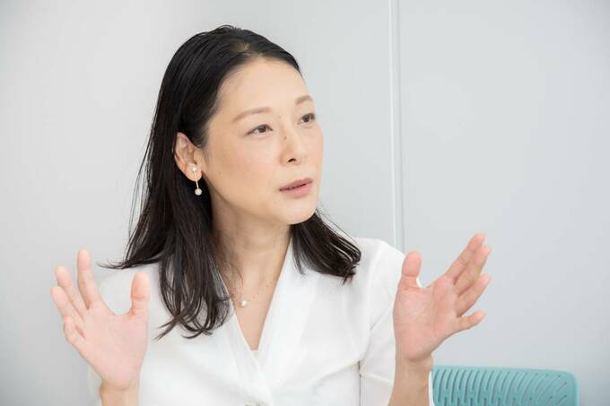 手を広げる女性