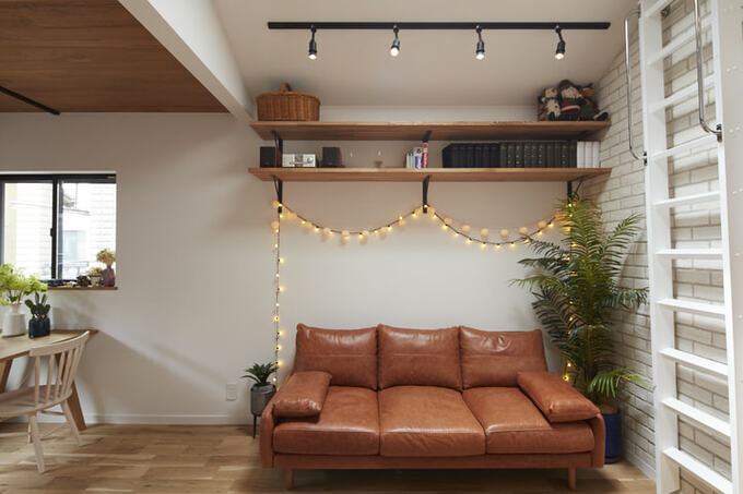 リビング壁面にオープン収納