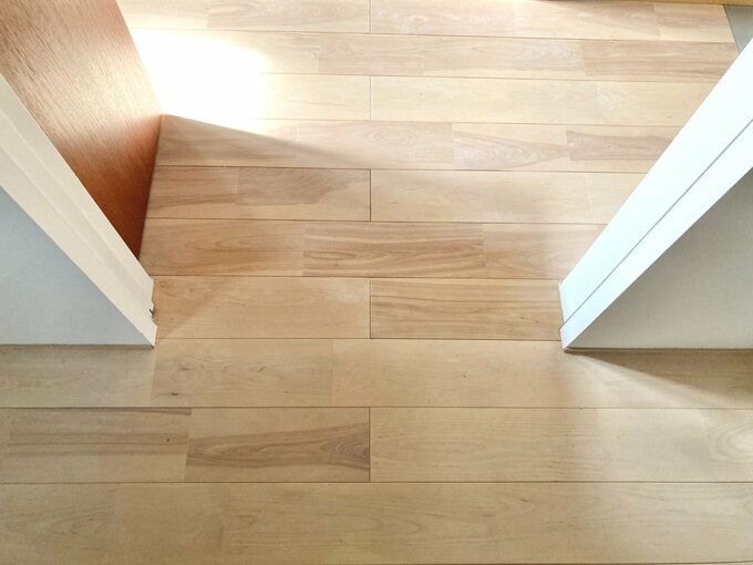 つり下げの引き戸はレールがなくて掃除がラク