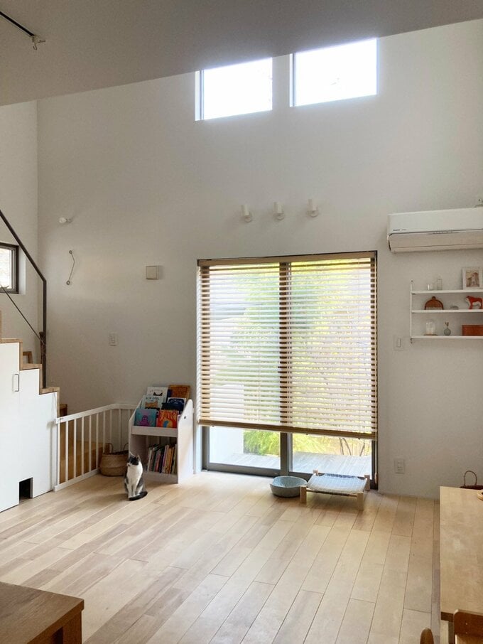 窓枠や巾木を最小限にしたリビング
