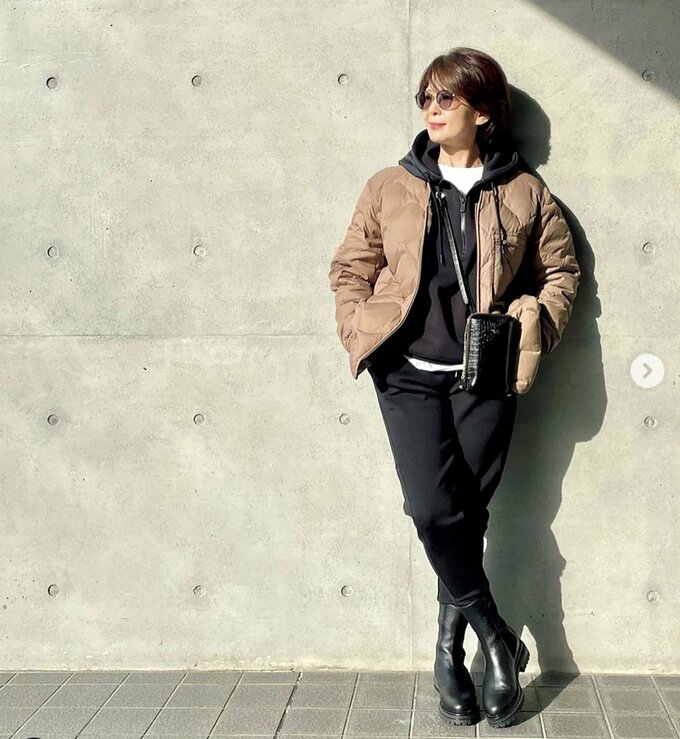 壁にかかる女性