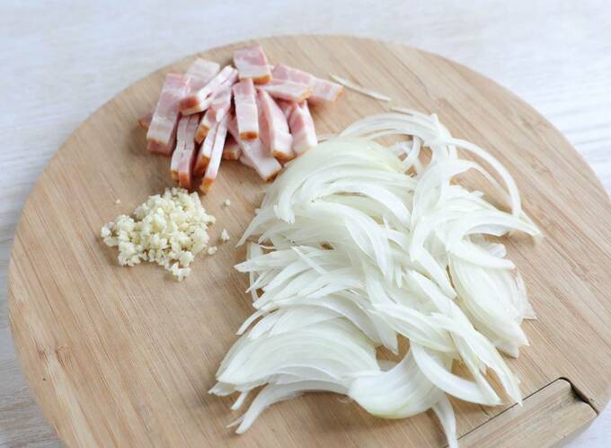 カットしたベーコンとタマネギとニンニク