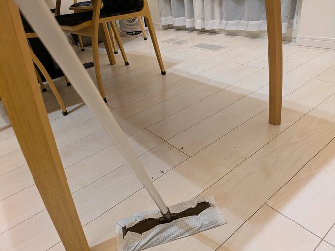 ダイニングテーブルの下を掃除する