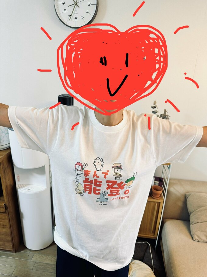 なとみさん作の復興Tシャツ「まんで能登T」