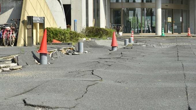 地面が割れている様子