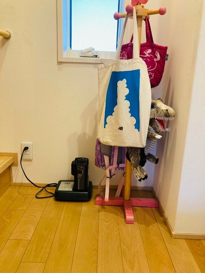 玄関のくぼんだスペースにあるコンセント