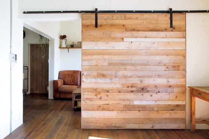 足場板でDIYしたワイドな吊り引き戸
