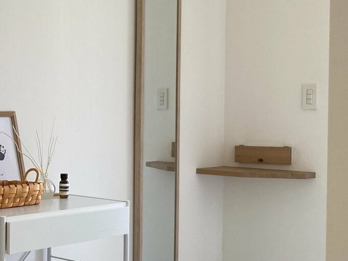 玄関から見た埋め込みポスト