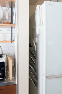 鍋のフタとラップは 冷蔵庫と壁の隙間にスタンバイ