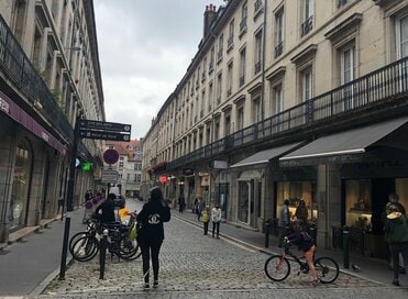 フランス人は年齢を聞かない。50代をしなやかに過ごす友達づき合いのコツ