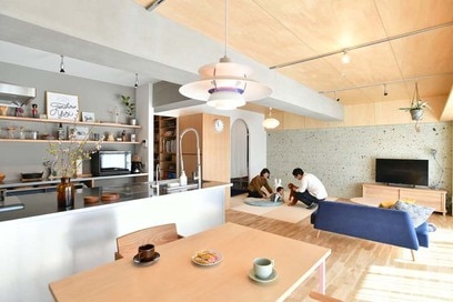 【マンションリノベ事例】自然素材の温もりあふれる空間。大谷石を取り入れてモダンな印象に