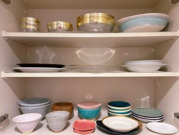 平野ノラさんの「まだ使える食器」の手放し方。「もったいない」より大事なこと：12月に読みたい記事