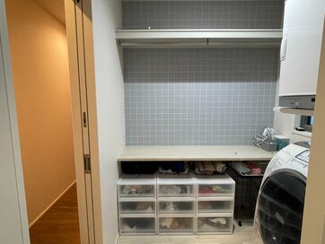 ランドリールーム兼脱衣所という間取り。洗濯の時間にしばられない暮らし