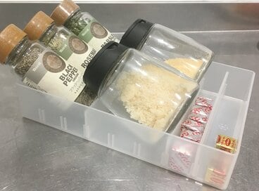 コンロ下の小さな引き出しは「斜め収納」が便利。もうボトルが倒れない