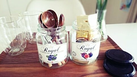 業務スーパーのジャム。あきビンはカトラリーやのど飴の収納に