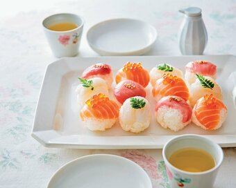お刺身でつくる簡単てまりずし。ご飯は先に握るのがコツ