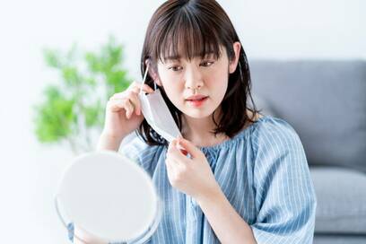 急激に頬の毛穴が…マスク下の無表情や過度なダイエットに注意