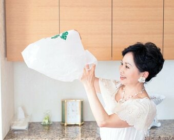 超コンパクト＆便利に！ゴミ袋用にストックするレジ袋のたたみ方＆収納方法