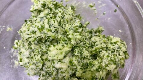 料理家が教える、ニラの意外なおいしい食べ方。刻んでバターと混ぜたら…絶品