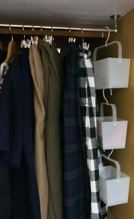 100円の洗濯バサミ入れが、クローゼット収納に意外と便利！