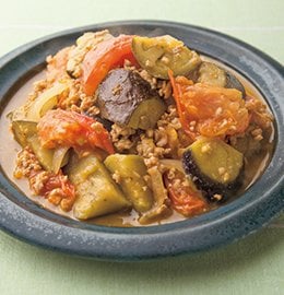 めんつゆを使えば炒め物の味がバッチリ決まる！ナスとトマトの肉そぼろ炒め