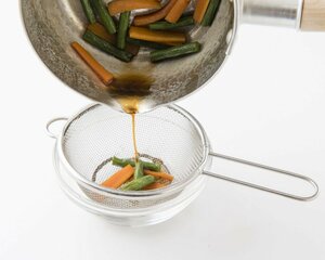 【煮物】ザルを使って煮汁はしっかりカット