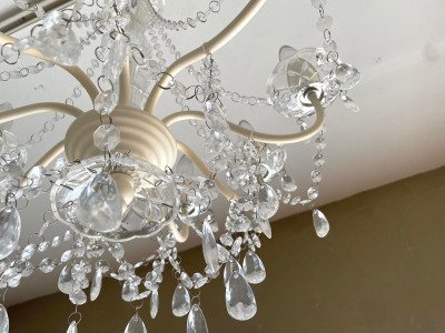 部屋を豪華に見せてくれる可愛らしいシャンデリア