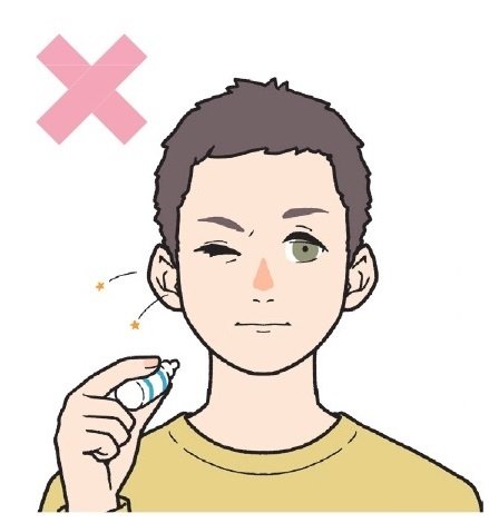 目をパチパチする男性