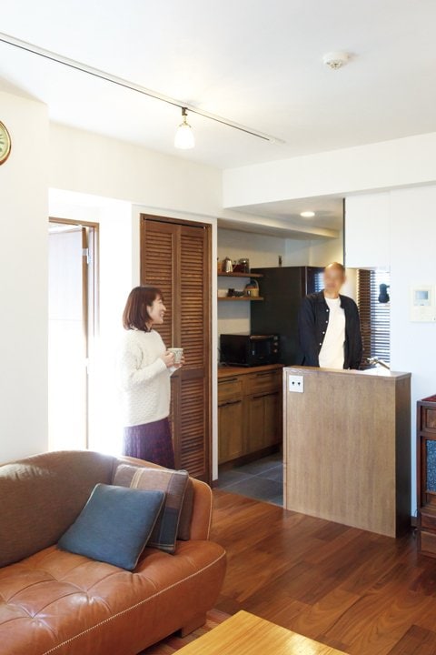 LDKで談笑する夫妻