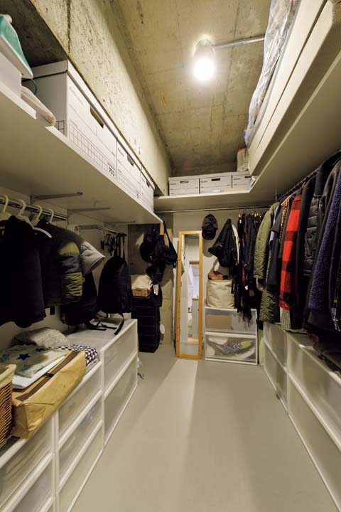 衣類を1か所にまとめて収納できる大型のウォークインクロゼット